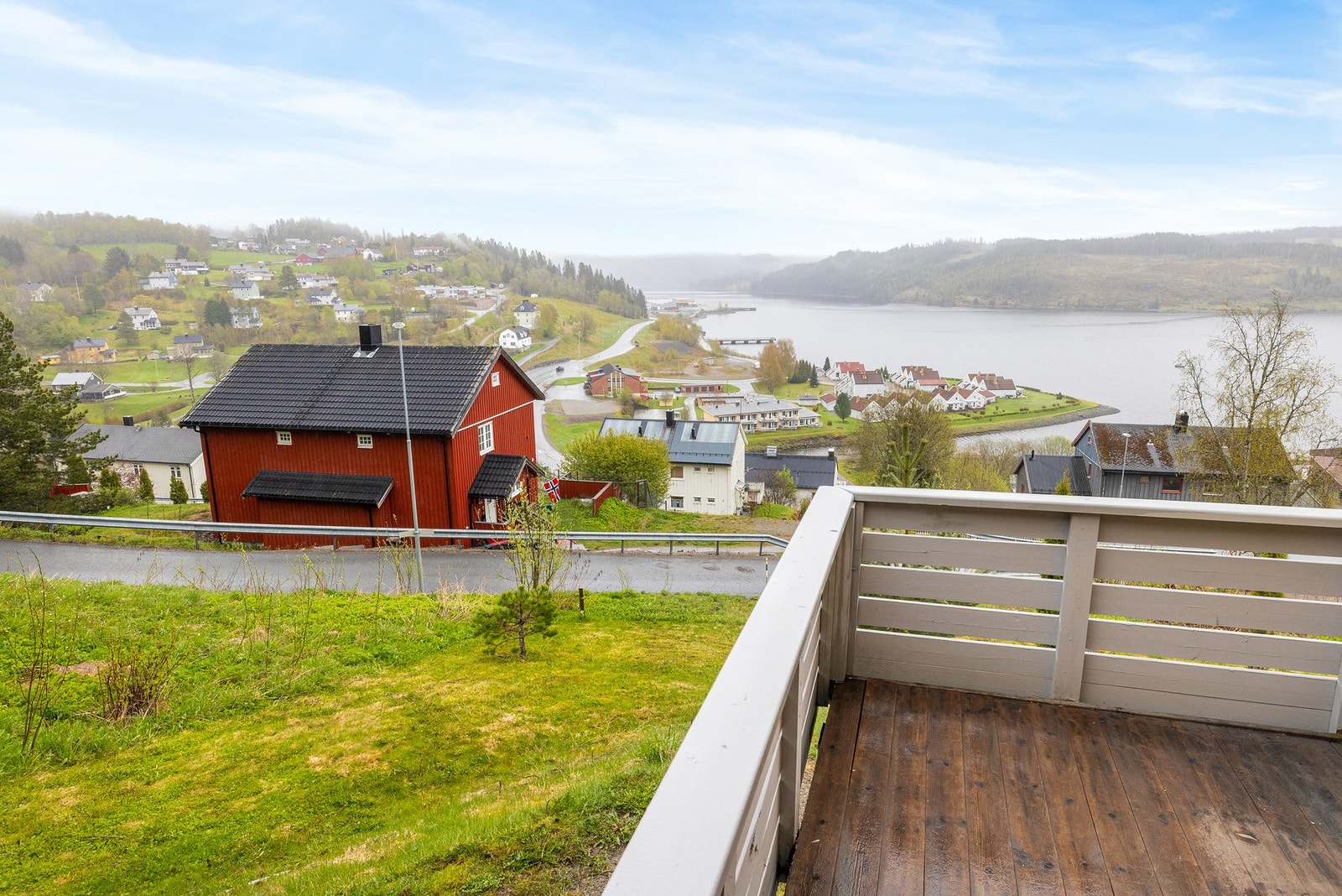 Utsikt fra balkong i 2. Etasje. Utgang fra hovedsoverom. Galleribilde