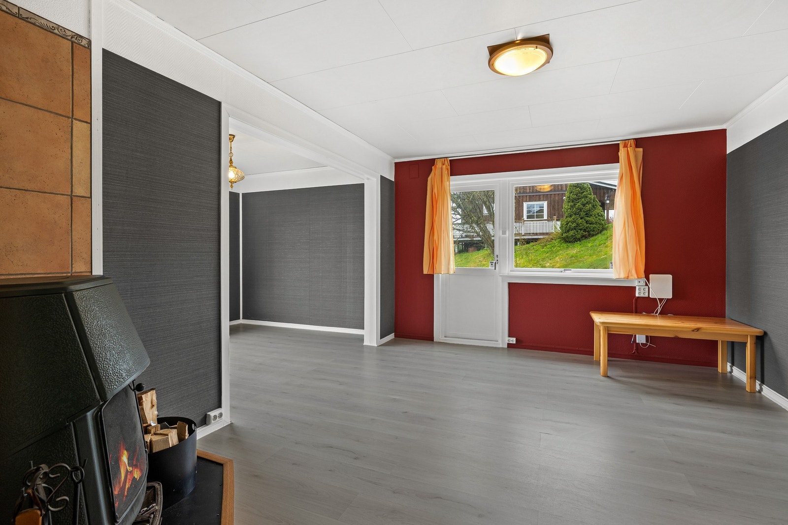 Boligen har oppvarming via elektrisitet, varmepumpe og vedfyring. Galleribilde