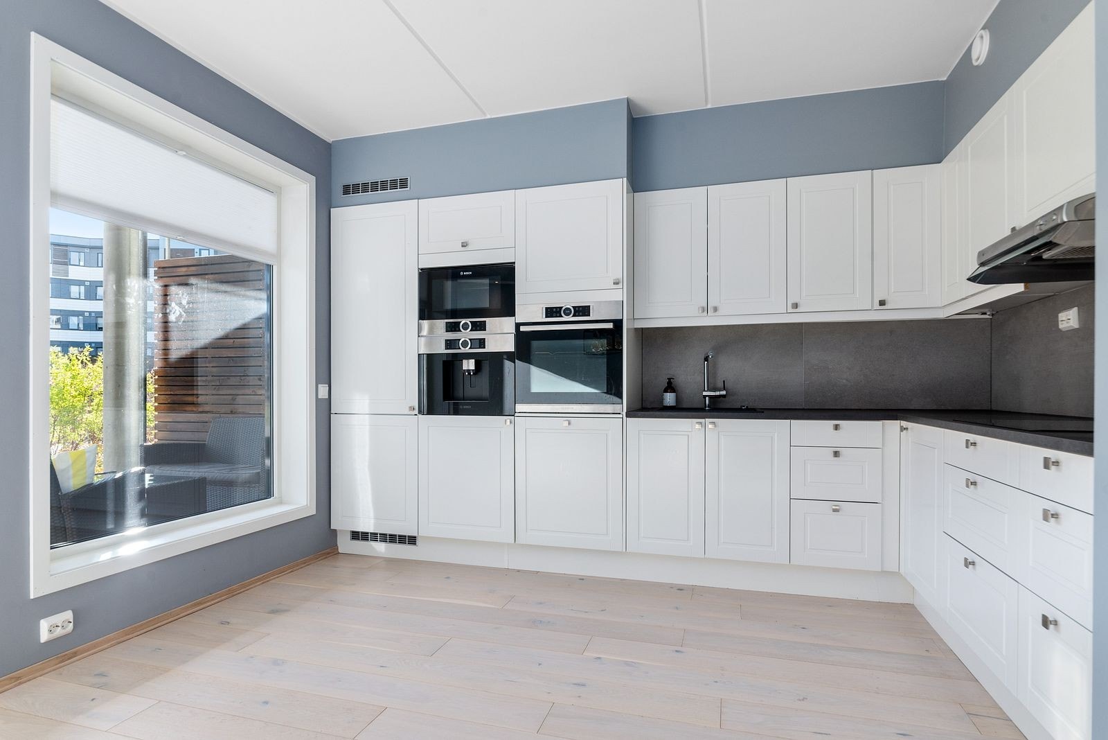 Kjøkken med integrerte hvitevarer ink kaffemaskin Galleribilde