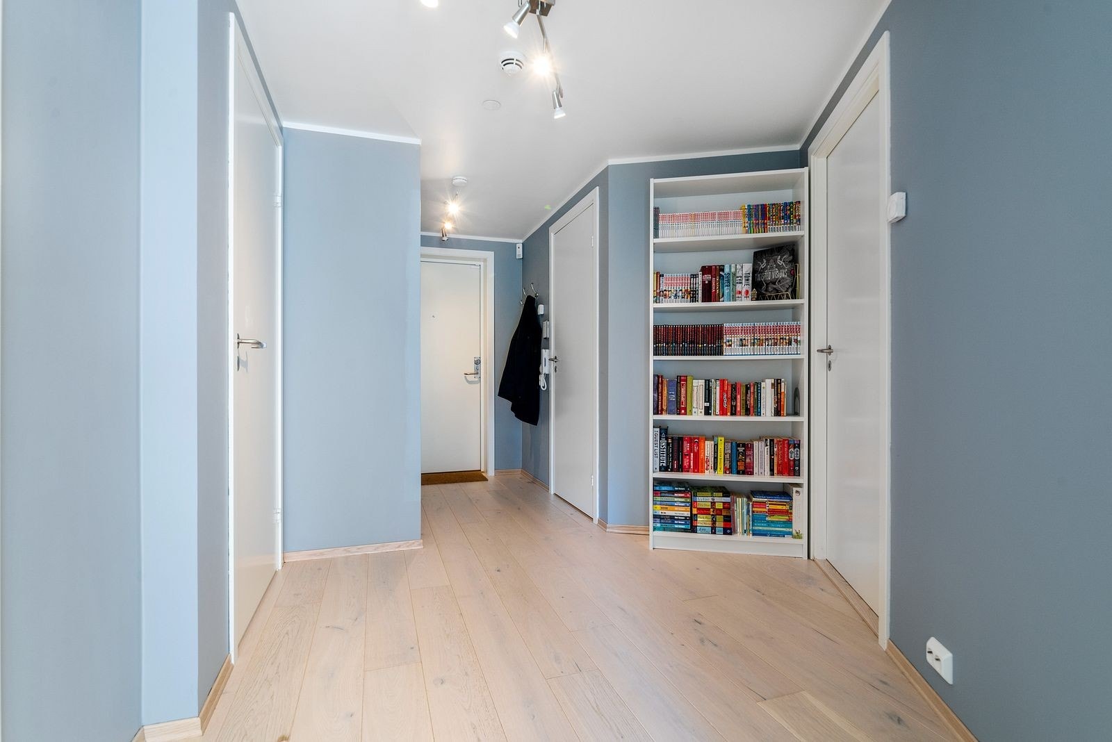 Stor entre - leiligheten er i usjenert 1 etasje Galleribilde