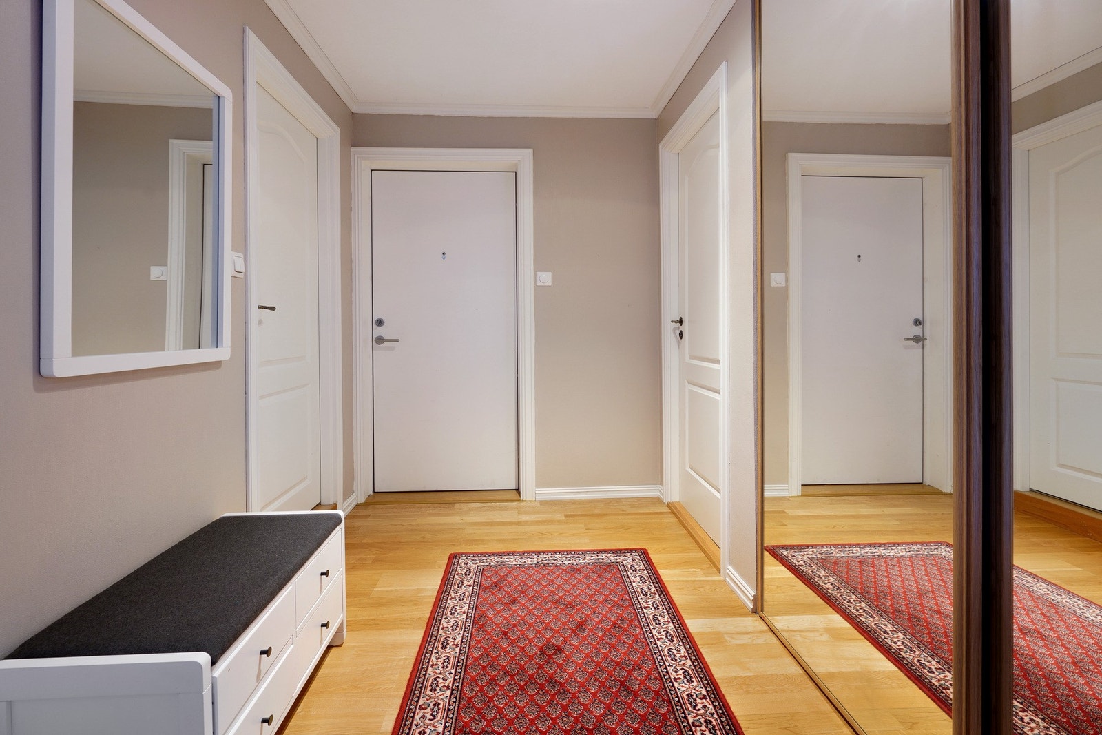 Entré med skyvedørsgarderobe. Galleribilde