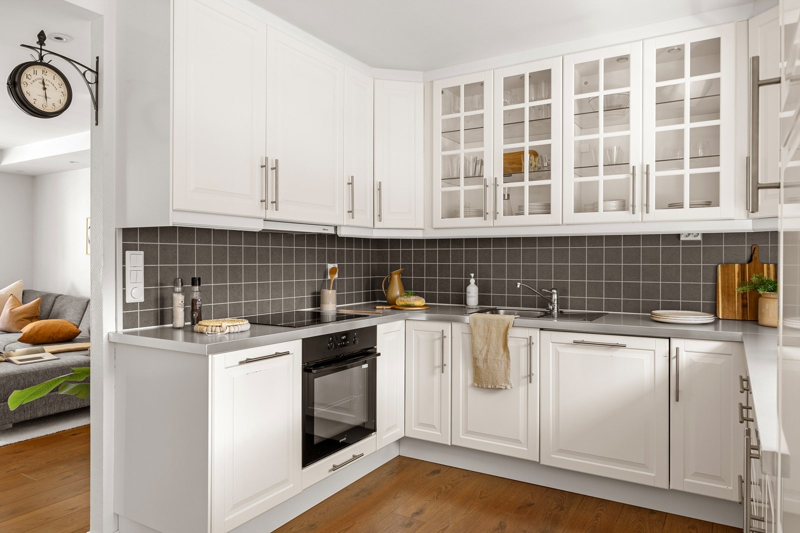 Kjøkkenet har innredning med profilerte fronter, hvor to av overskapene har glassfronter. Benkeplaten er i laminat, og mellom benk og overskap er det montert kitchenboard. Kjøkkenet er utstyrt med stål oppvaskkum og ventilator. Galleribilde