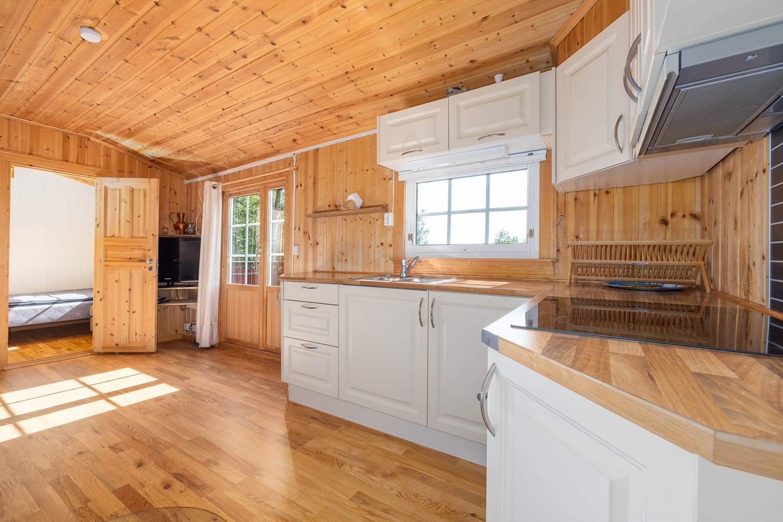 Oppvaskbenk med 2 oppvaskkummer, og integrerte hvitevarer med keramisk komfyrtopp, og steikeovn. Galleribilde