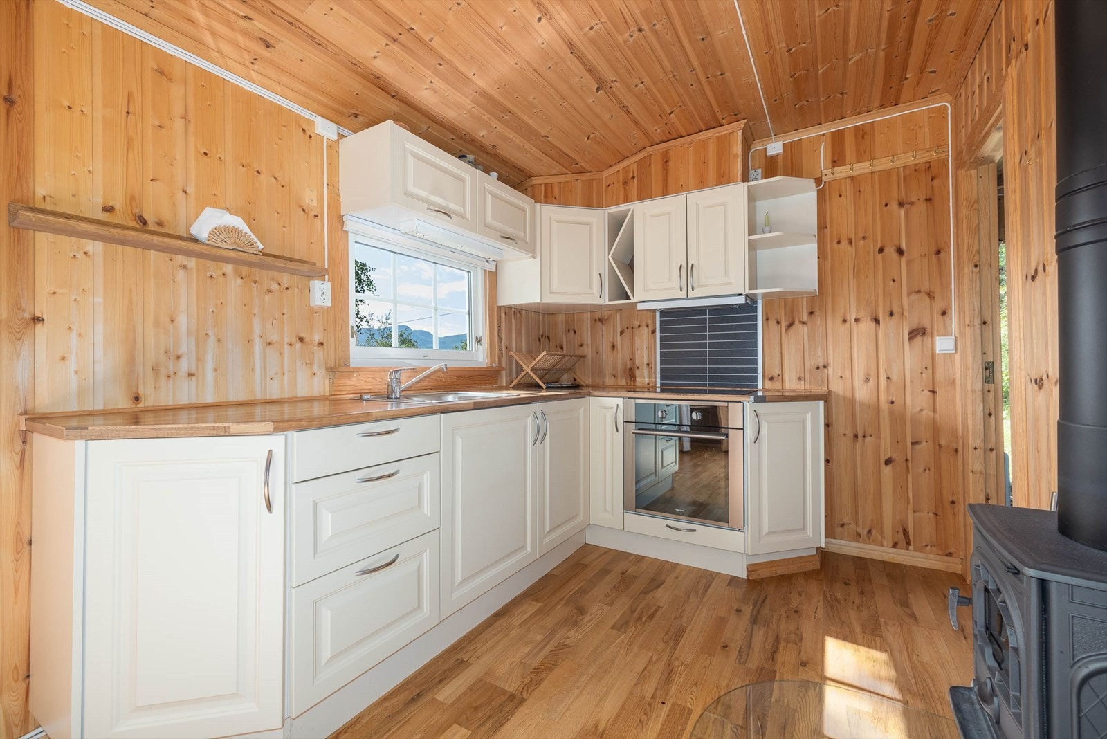 Damphette med mekanisk avtrekksvifte ved komfyrplassen. Galleribilde