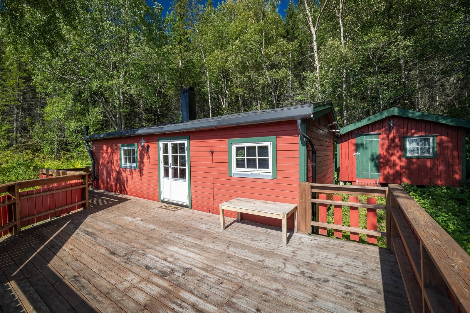 Vindsperre, tilleggsisolering, utvendig bordkledning og malte trevinduer med 2 - lags energiglass fra
2009. Galleribilde