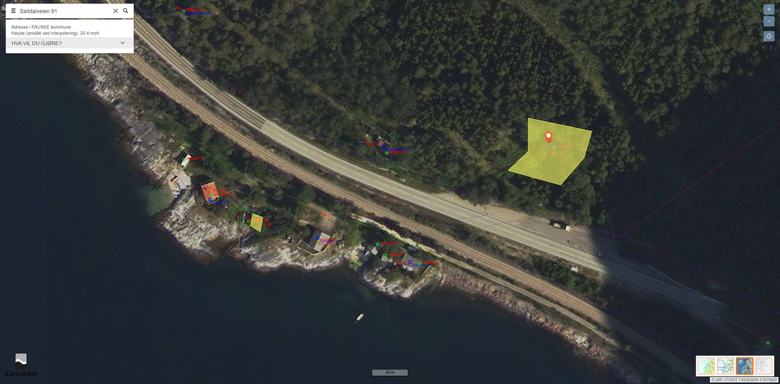 Nausttomt som er en egen parsell helt ned ved sjøen. Galleribilde