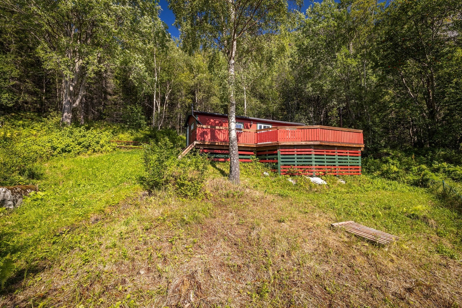 Eiendommen har tinglyst rett til vedhogst til eget bruk, vann fra brønn på naboeiendommen, og rett til parkering på anvist plass ved
hovedveien. Se prospekt for mer informasjon. Galleribilde
