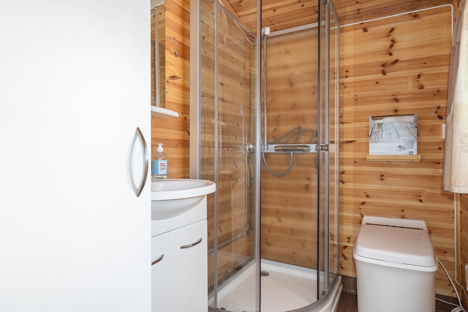 Cinderella forbrenningstoalett, 50 - liters varmtvannstank montert i langskap Galleribilde