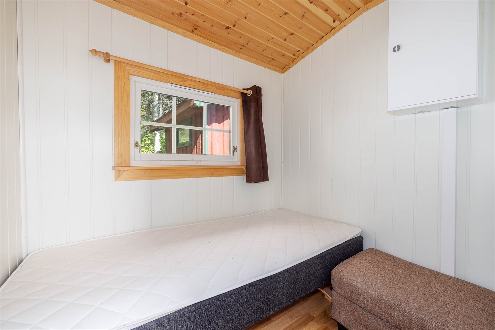 Soverom 2. Sikringsskap i gangen med 6 stk automatkurser. Åpnet ledningsnett. 50 -
ampers hovedsikring. Galleribilde