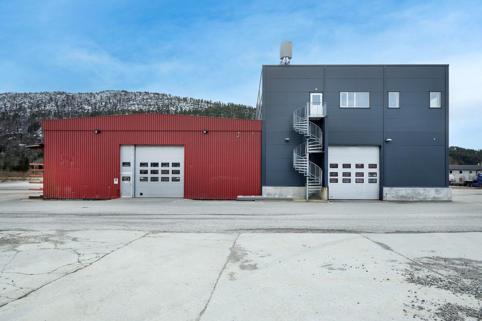 2 produksjonshaller med 6 m takhøyde. Kjøreporter og utgang fra begge haller mot nord Galleribilde