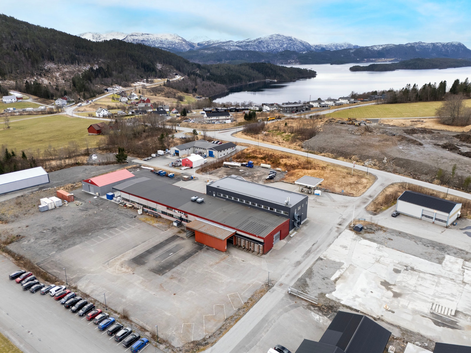 Eiendom med sentral beliggenhet og god infrastruktur. Galleribilde