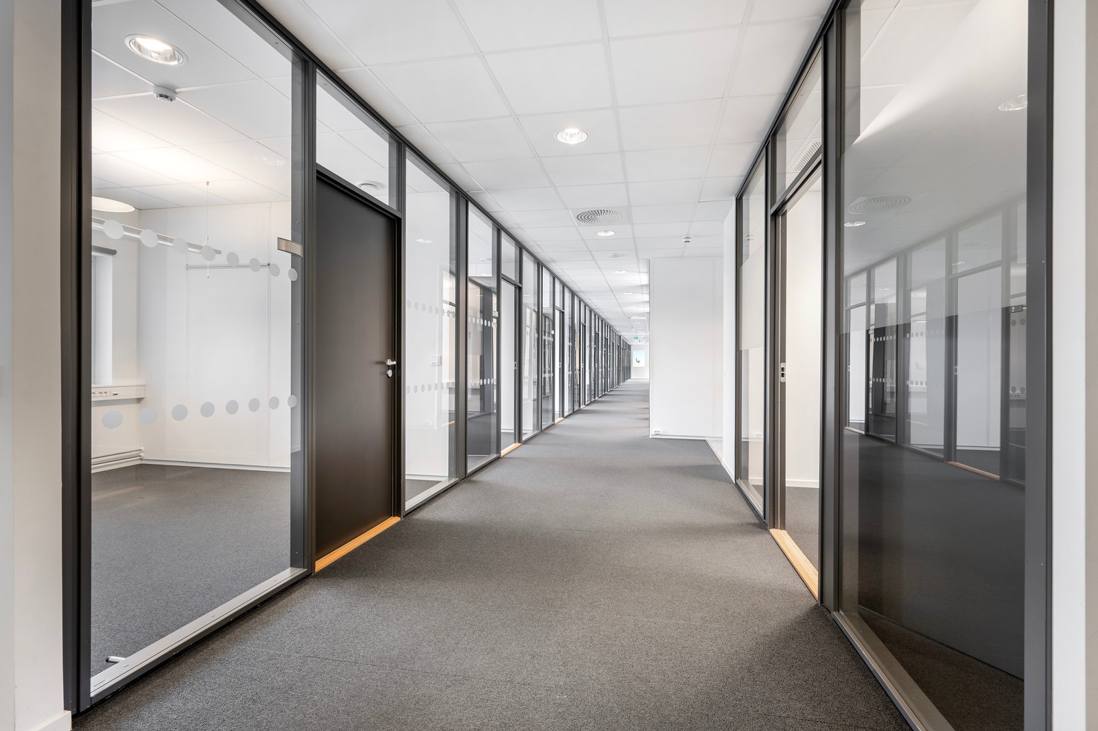 Kontoretasjen i 3 etasje har modulvegger i glass og teppeflis på gulvet som gir en god og trivelig atmosfære Galleribilde