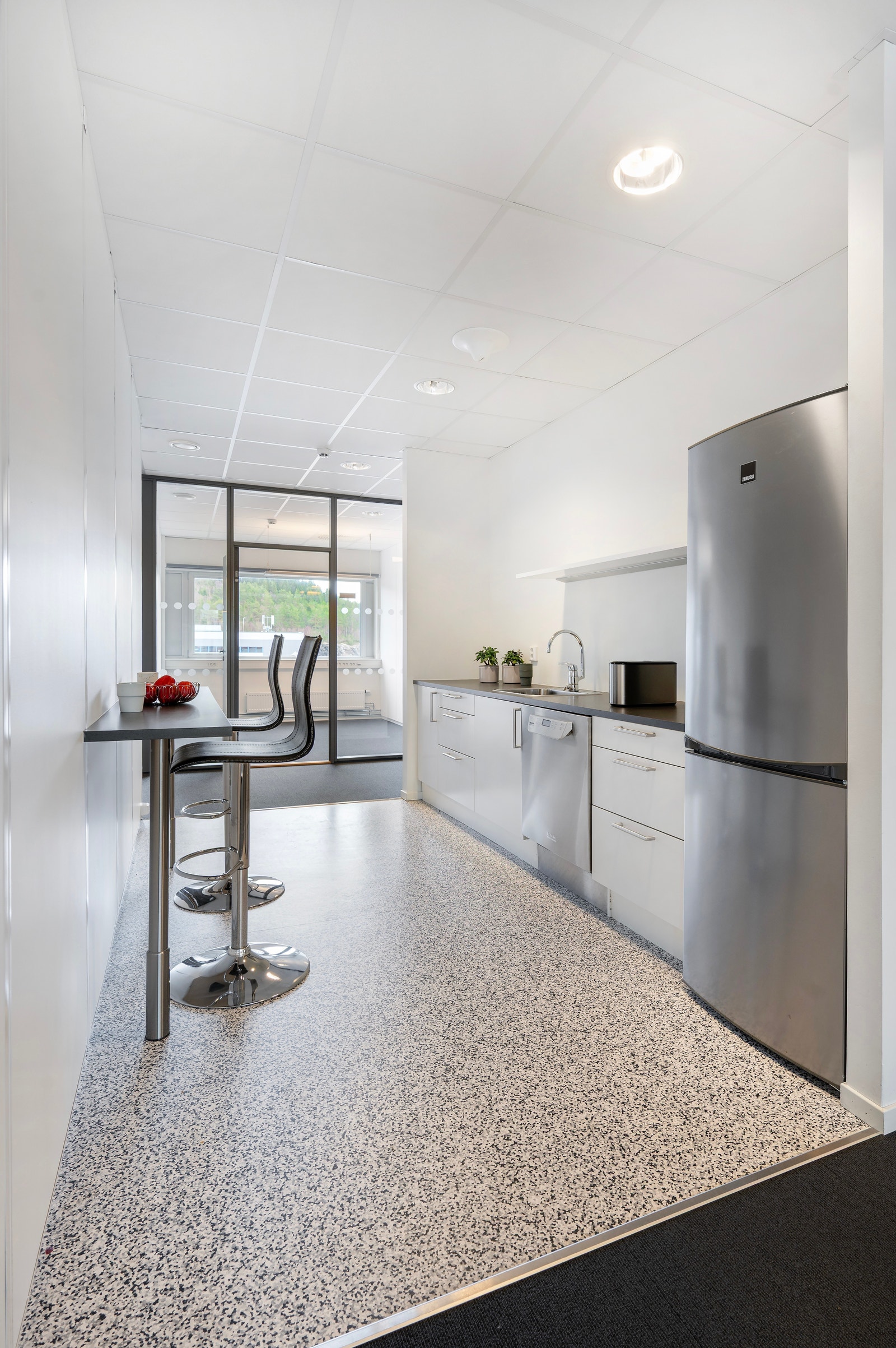 Kaffikrok i kontoretasjen med utstyrt kjøkken Galleribilde