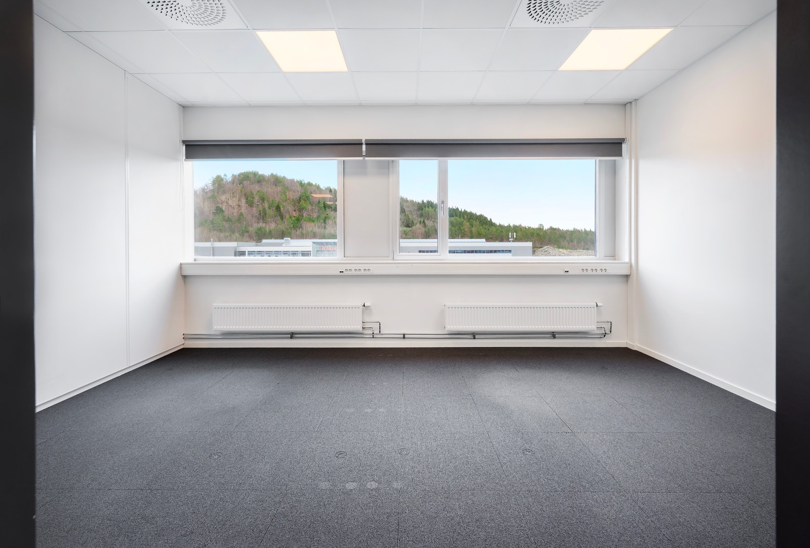 Kontor med mulighet for 2 arbeidsplasser Galleribilde