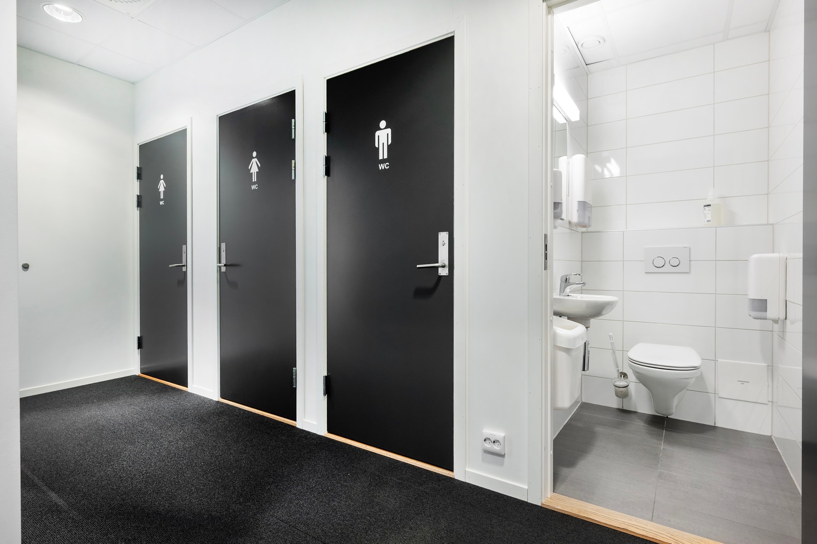 Fine garderobefasiliteter i kontoretasjen Galleribilde