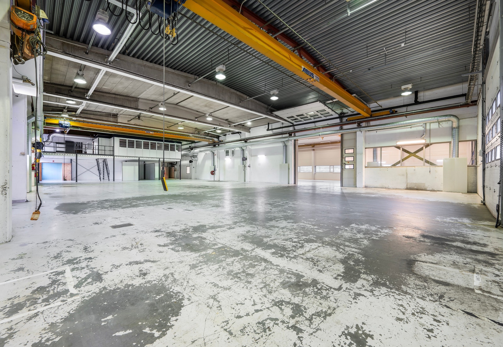 Hall 1 avdelt med rom for lager, over dette er en messaninetasje med med kontorer og lager Galleribilde