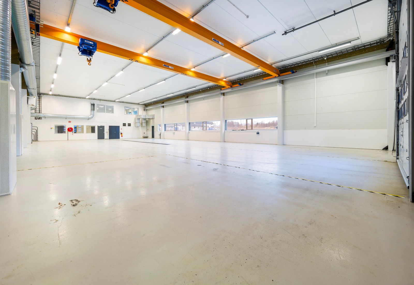 Hall 1 er utstyrt med 2 traverskraner a 3,2 tonn og har en
takhøyde på 6 m
Hallen er 15x30 m Galleribilde