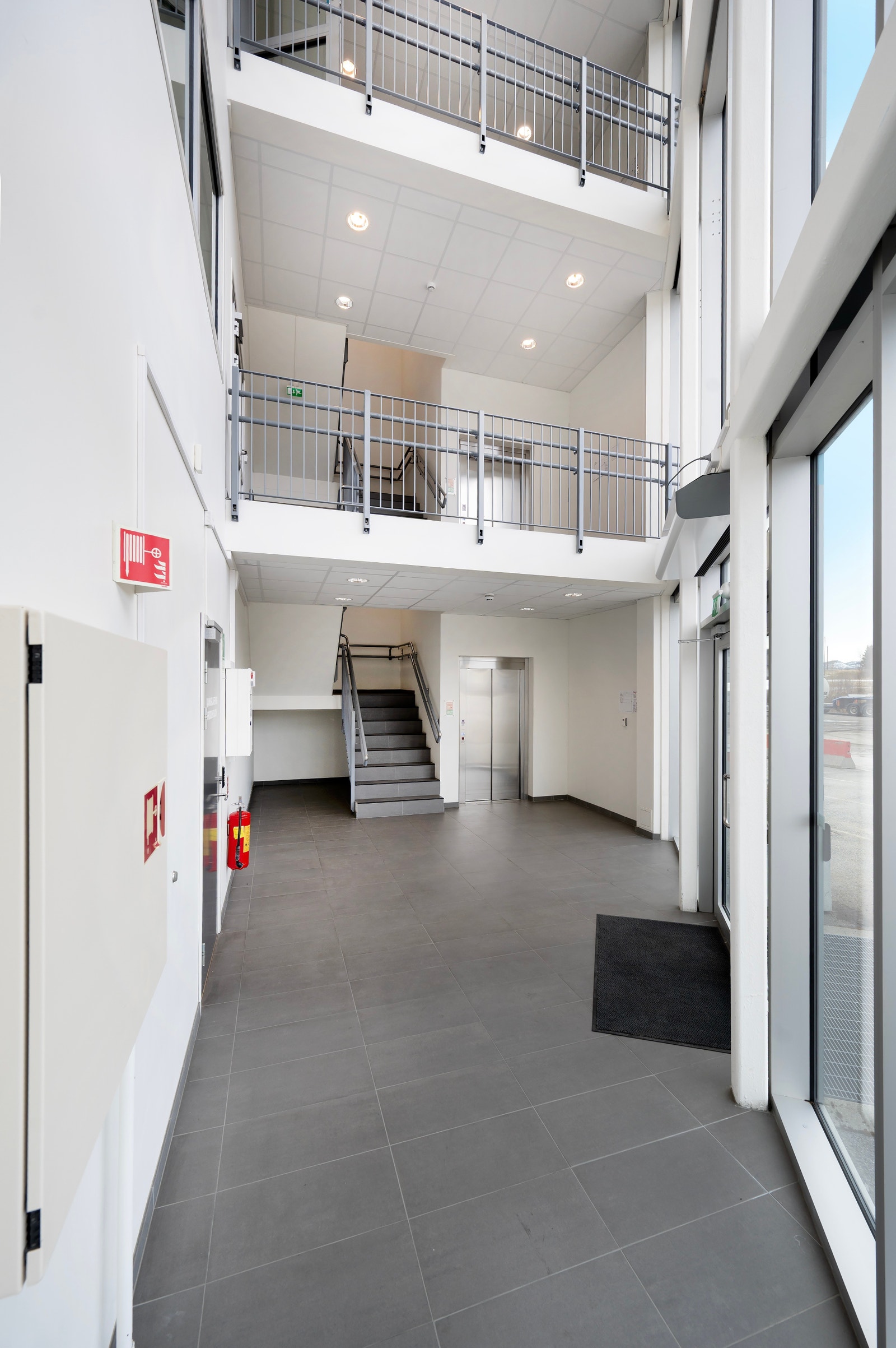 Inngangspartiet med trappegang mellom etasjene og heis Galleribilde