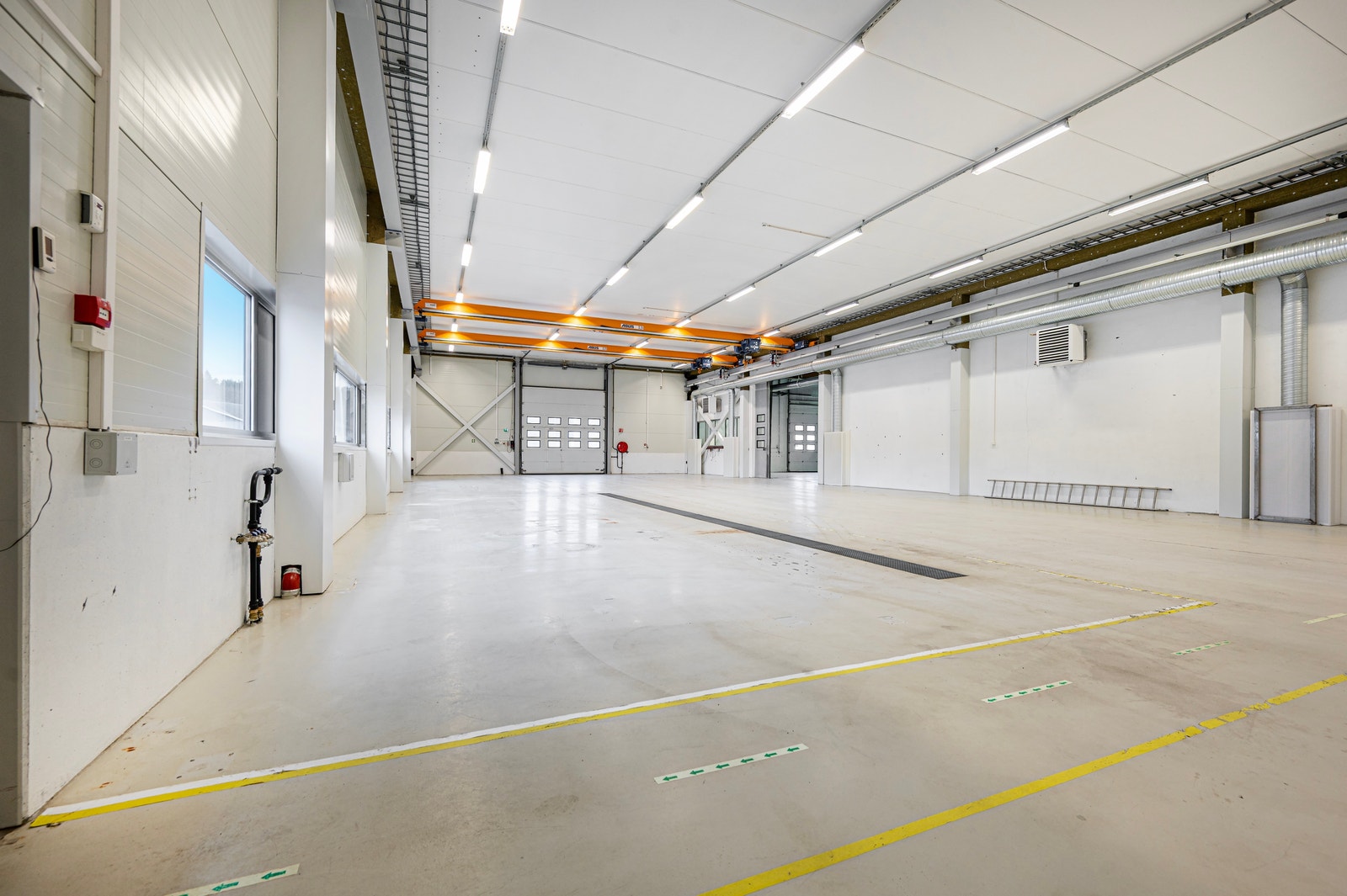 Hall 1 har kjøreport og utgang mot nord. Det er også kjøreport mellom hallene Galleribilde