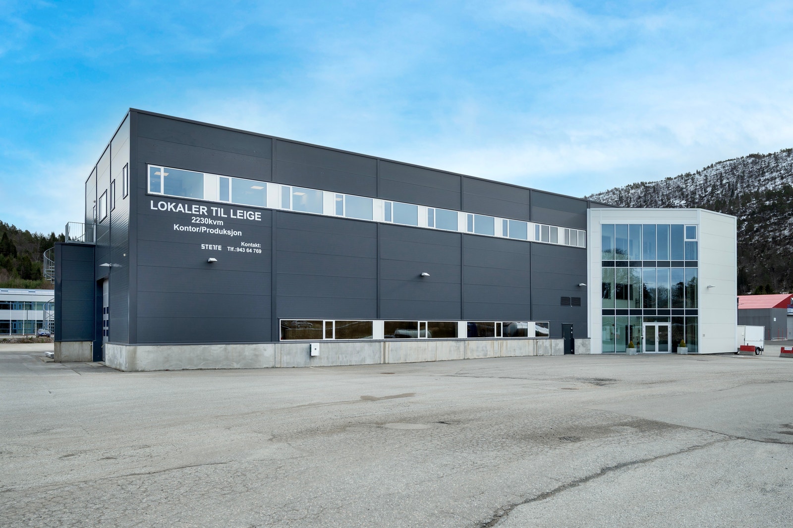 Gode parkeringsforhold med plass til 40 biler
Toppetasje med med lyse og trivelige kontorfasiliteter Galleribilde