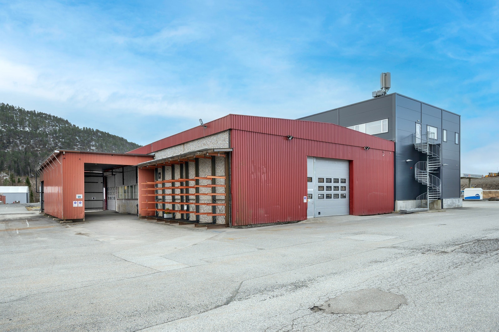 Lagermottak med overbygg og kjøreport inn til hall 2 Galleribilde