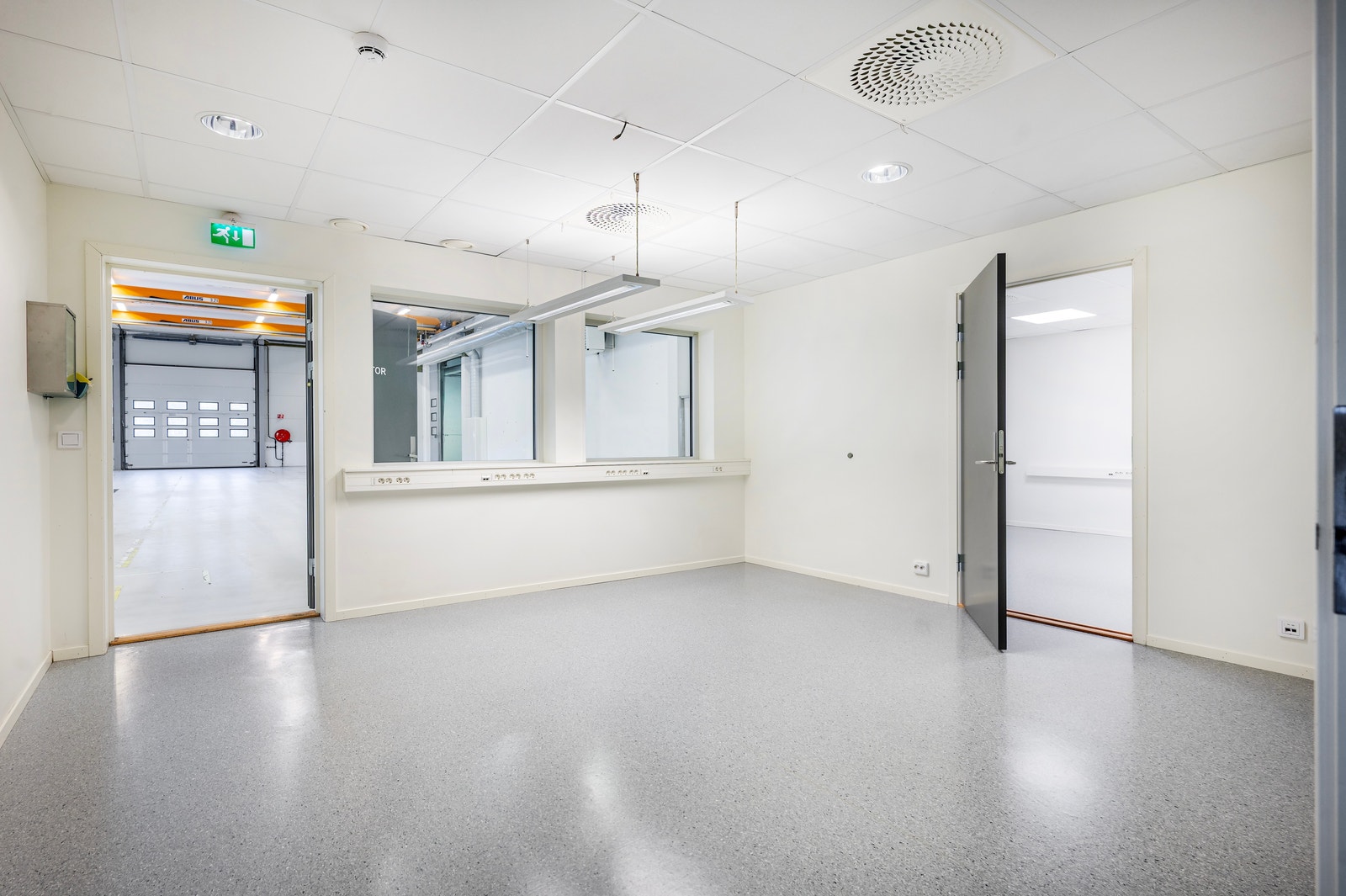 Lyse fine kontorer i tilknytning til hall 1 med 4 arbeidsplasser Galleribilde