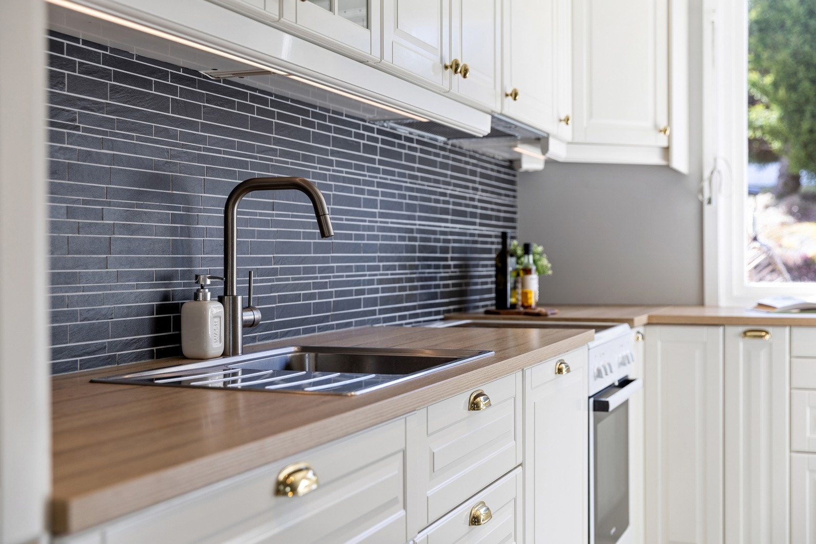 Kjøkkenet byr på integrerte hvitevarer som oppvaskmaskin og kjøleskap med frysedel, mens det er avsatt plass for komfyr. Galleribilde