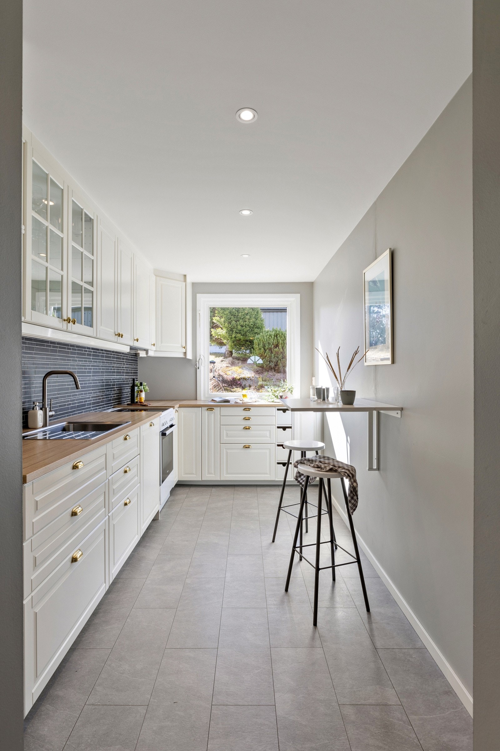 Kjøkkeninnredningen er fra 2018 og har lyse profilerte fronter der en dør på overskapet er glassfelt, samt laminerte benkeplater med nedfelt oppvaskkum. Galleribilde