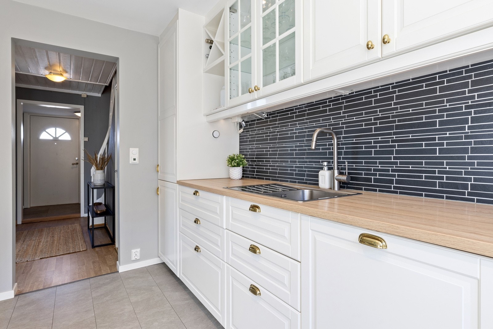 Det funksjonelle L-formede designet utnytter plassen godt og det er rikelig med benke- og skapplass. Galleribilde