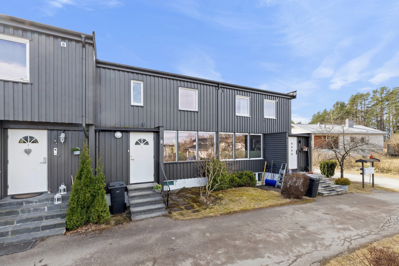 Boligen har også en utvendig bod ved siden av rekka. Galleribilde