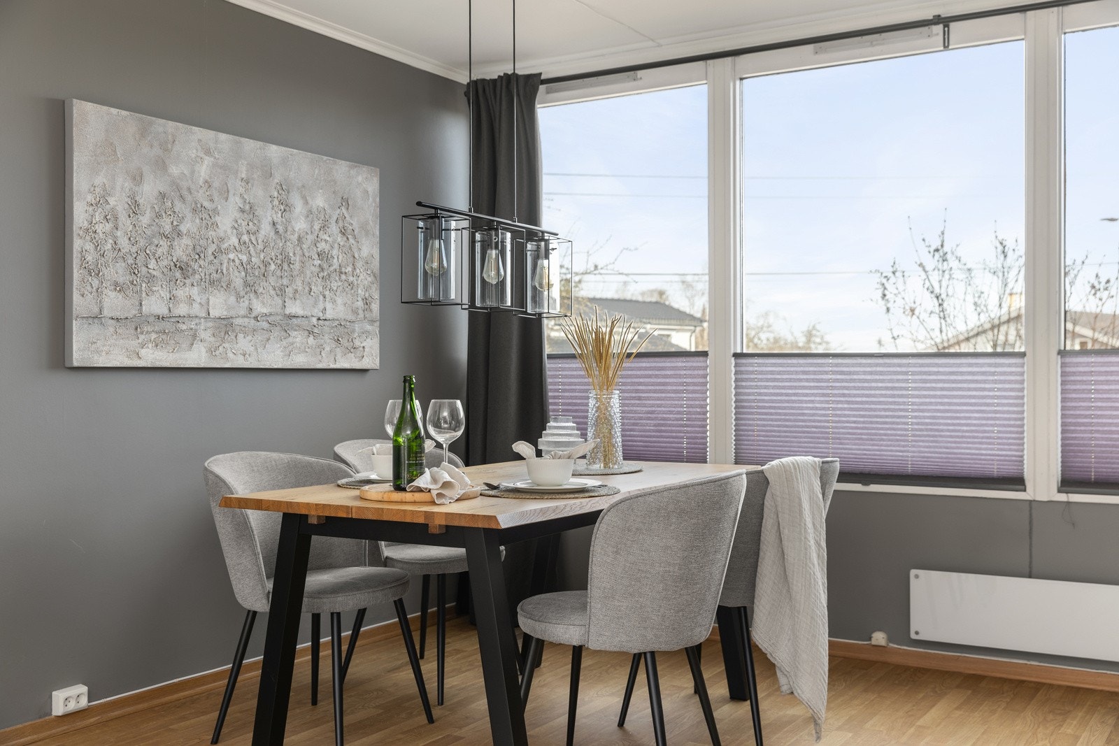 Det er godt med naturlig lys fra store vindusflater. Galleribilde