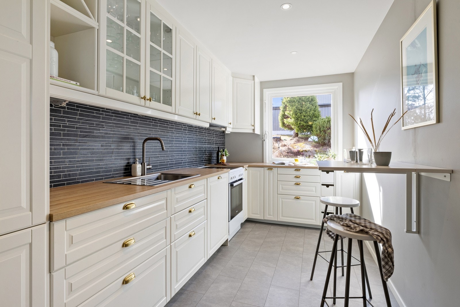 Rekkehuset byr på en praktisk planløsning, pene fargevalg og et trivelig uteområde. Galleribilde