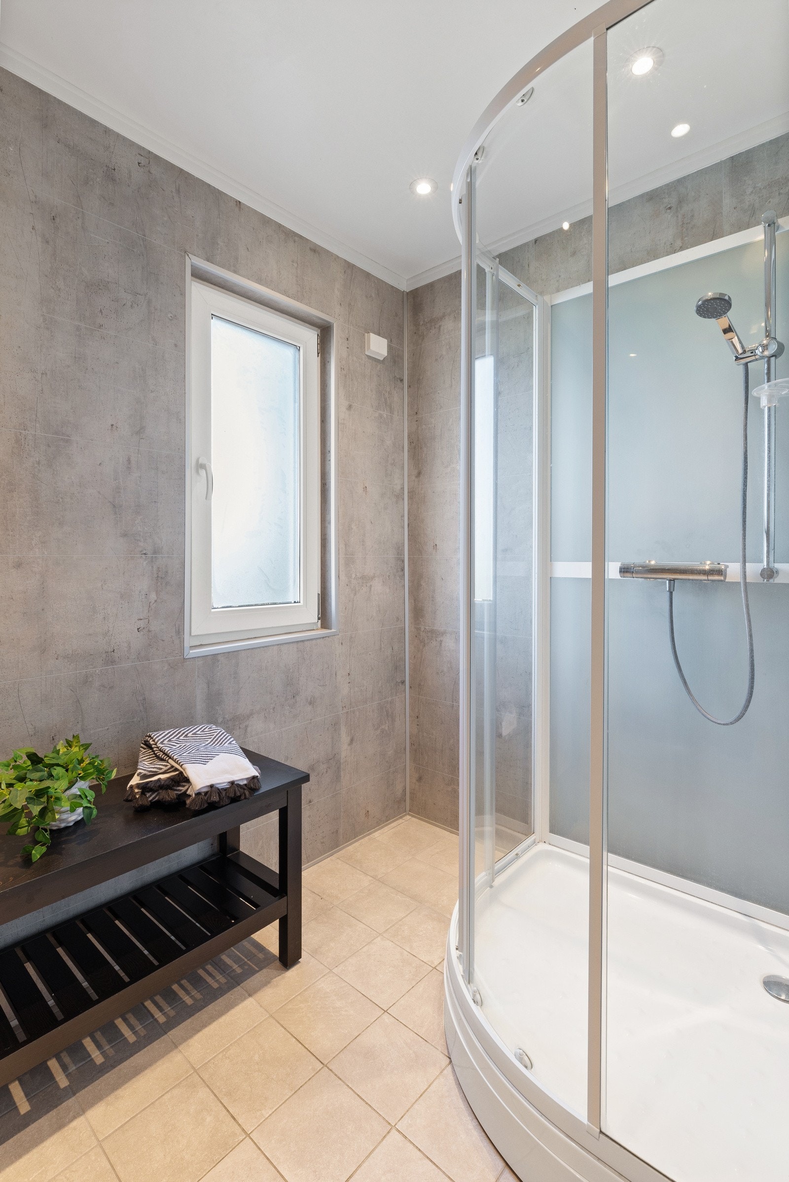 Baderomsinnredningen består av to dobbel servant, speil i overskap på vegg over servant, et høyskap og et dusjkabinett. Galleribilde