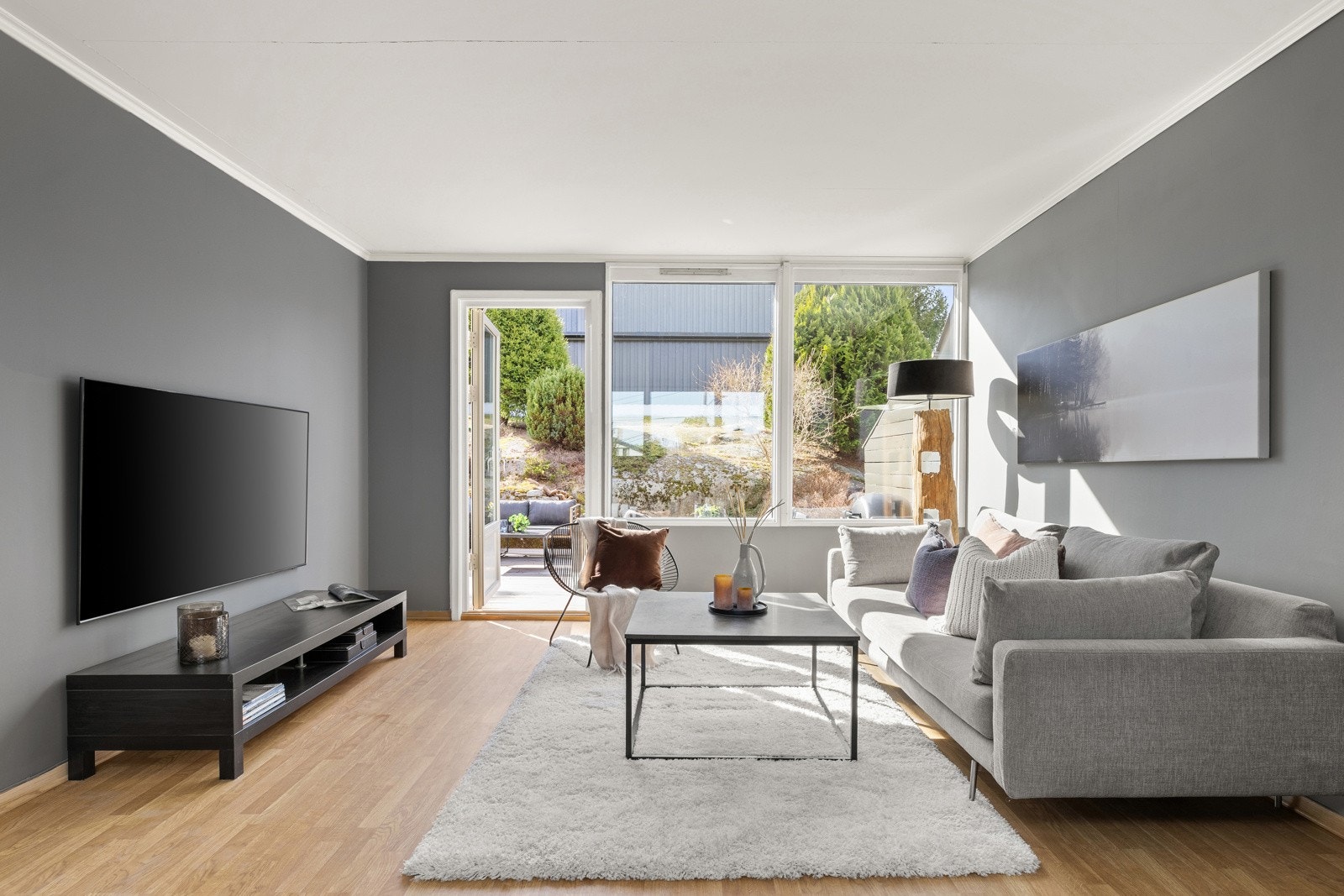 Rett utenfor kjøkkenet ligger en romslig stue med fleksible møbleringsmuligheter og god plass til sofagruppe, TV-anlegg og spisebord. Galleribilde