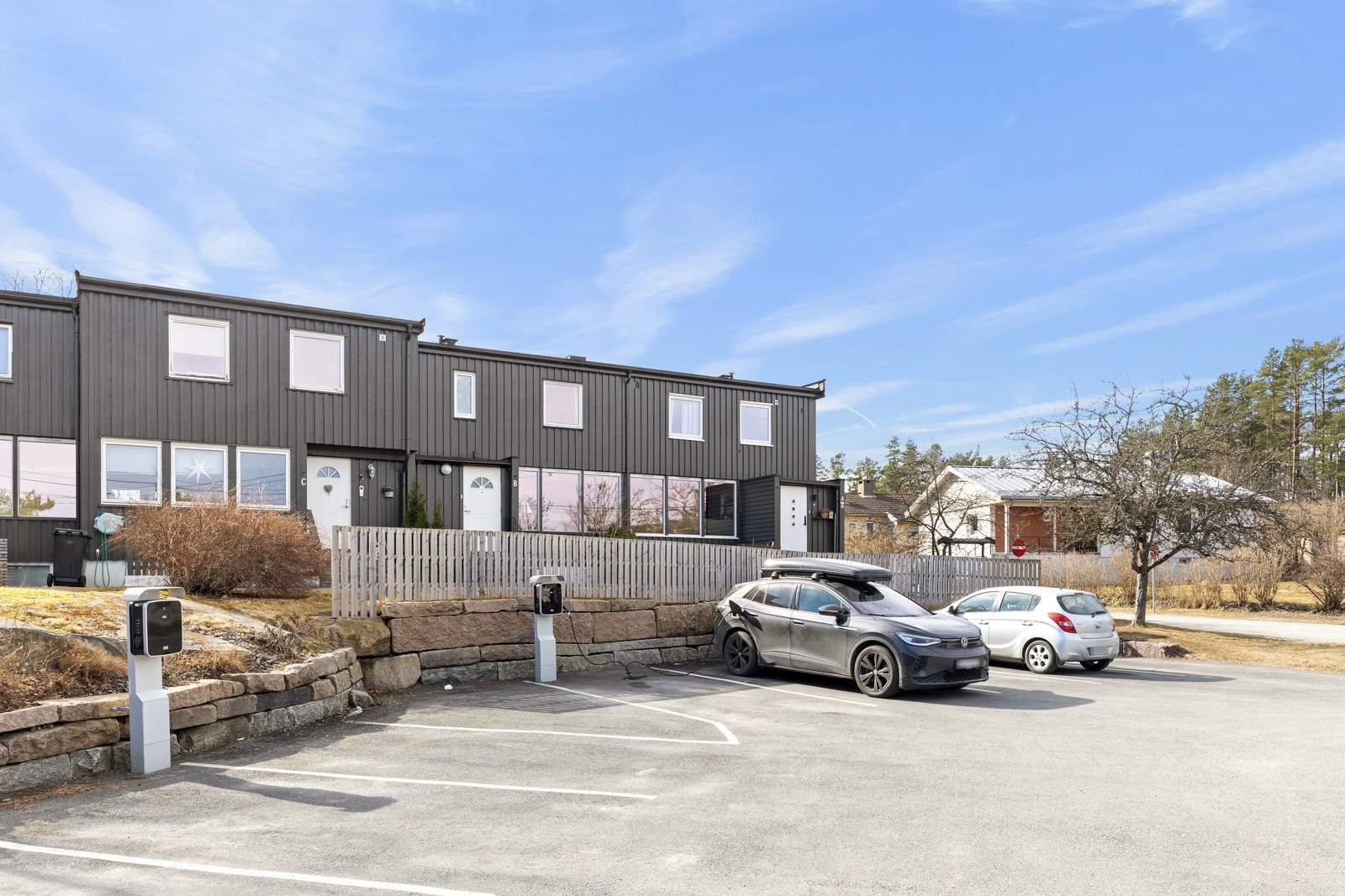 Det medfølger en parkeringsplass med elbil lader som er nylig montert. Galleribilde