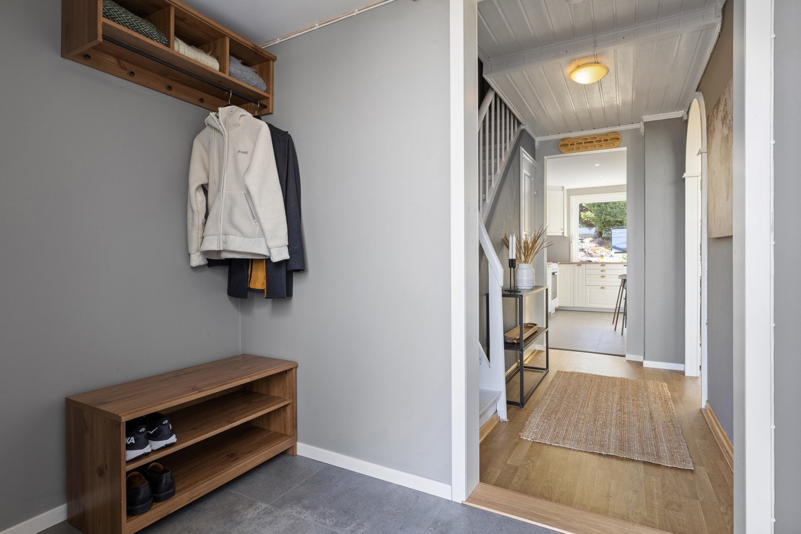 Entréen har lysmalte vegger og flislagt gulv utstyrt med behagelig gulvvarme. Galleribilde