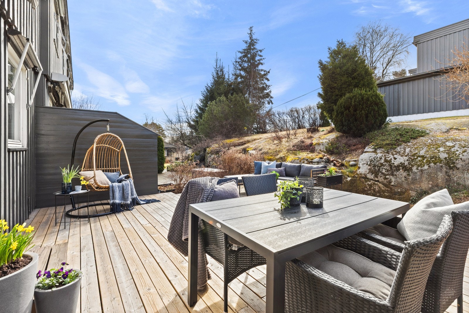 Fra stuen er det utgang til en sydvendt terrasse på ca. 30 kvm. Galleribilde