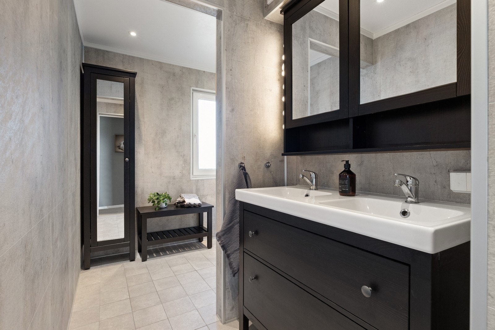 Boligen har et bad og et toalettrom, begge i andre etasje. Galleribilde