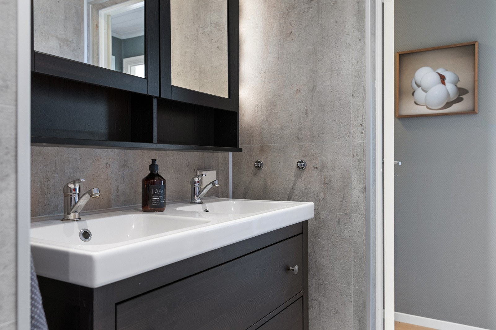 Badet har baderomsplater på veggene, flislagt gulv med elektriske varmekabler og downlights. Galleribilde