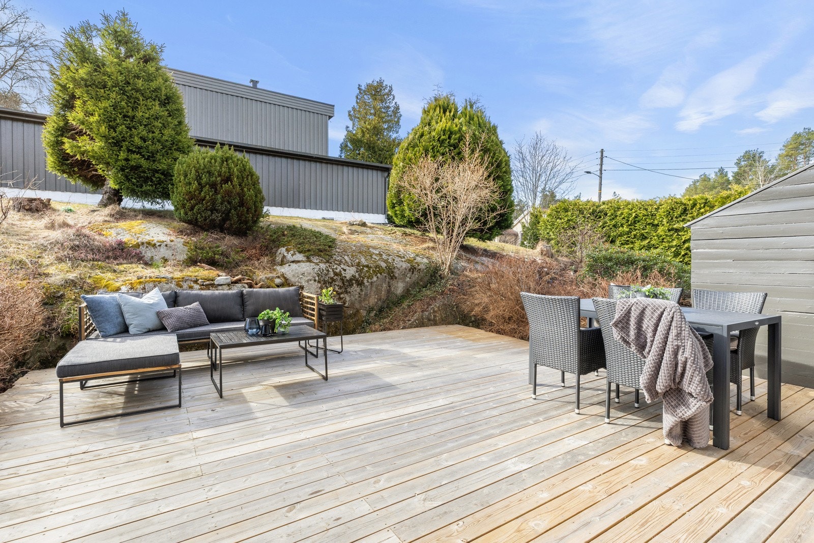 Terrassen fungerer som en fin forlengelse av oppholdsrommet og gir mulighet for utemøbler og grill. Galleribilde