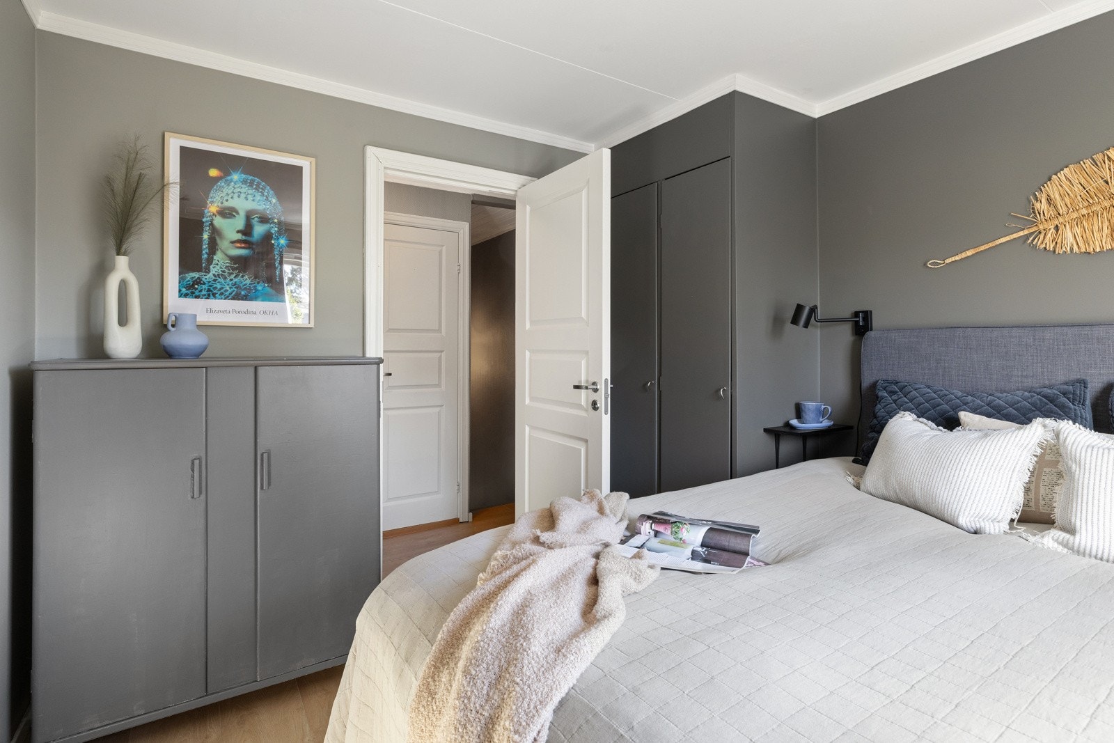 Hovedsoverommet er meget romslig med god plass til dobbeltseng og rommet er innredet med et garderobeskap. Galleribilde