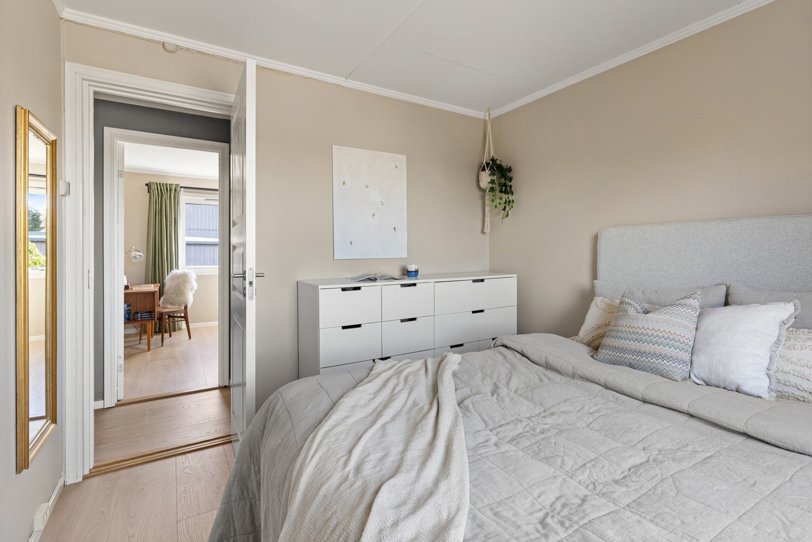 Begge med god plass til seng, nattbord og ulike garderobeløsninger. Galleribilde