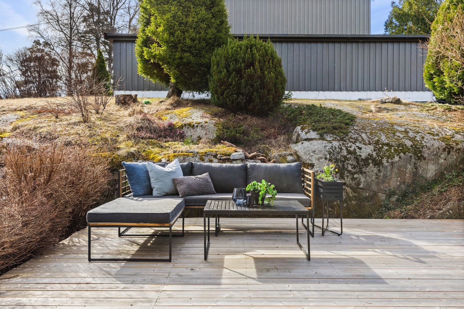 Fra stuen er det utgang til en sydvendt terrasse på ca. 30 kvm. som er nylig lagt. Galleribilde