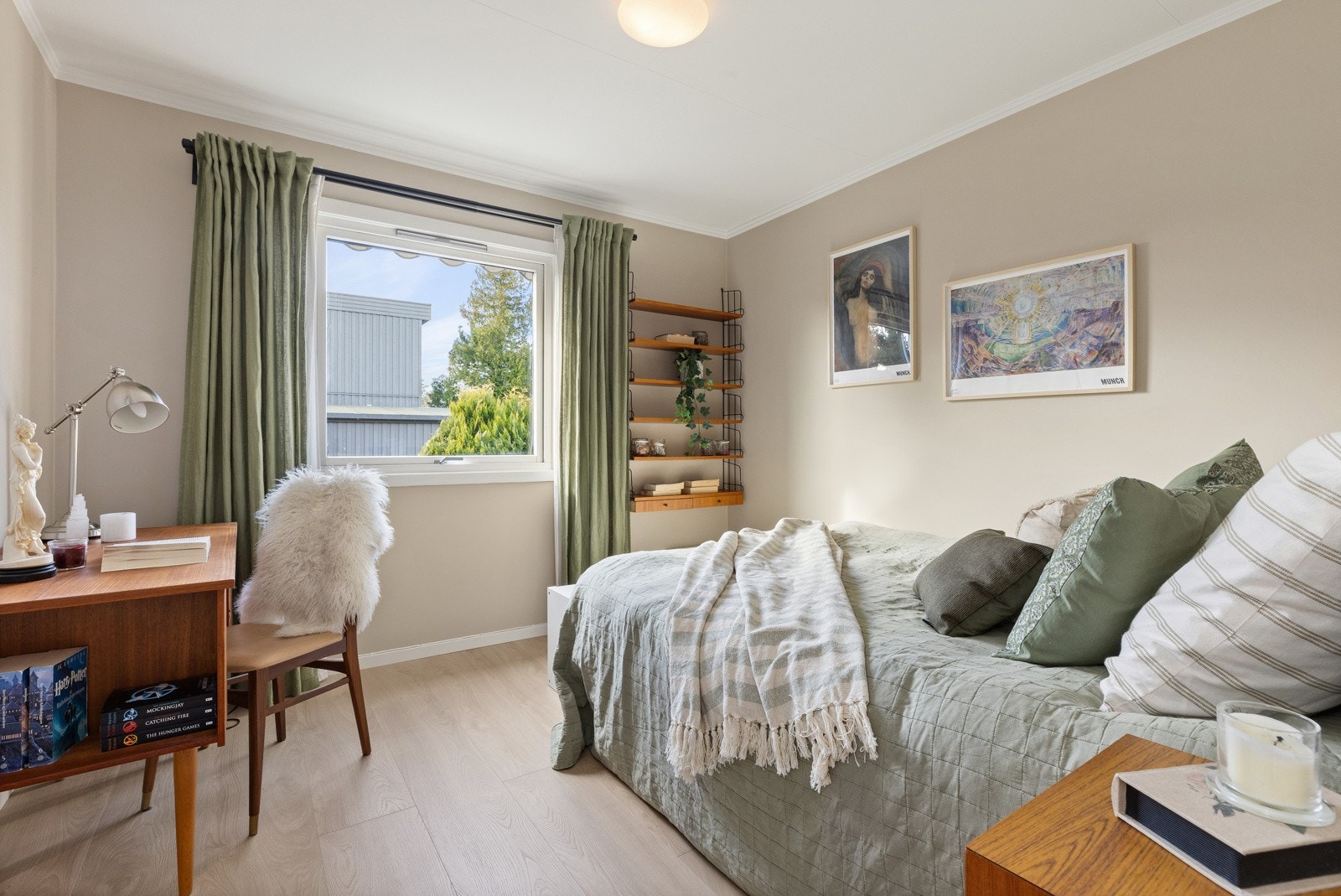 Rommene er malt i behagelige fargetoner og gulvet er belagt med laminat. Galleribilde