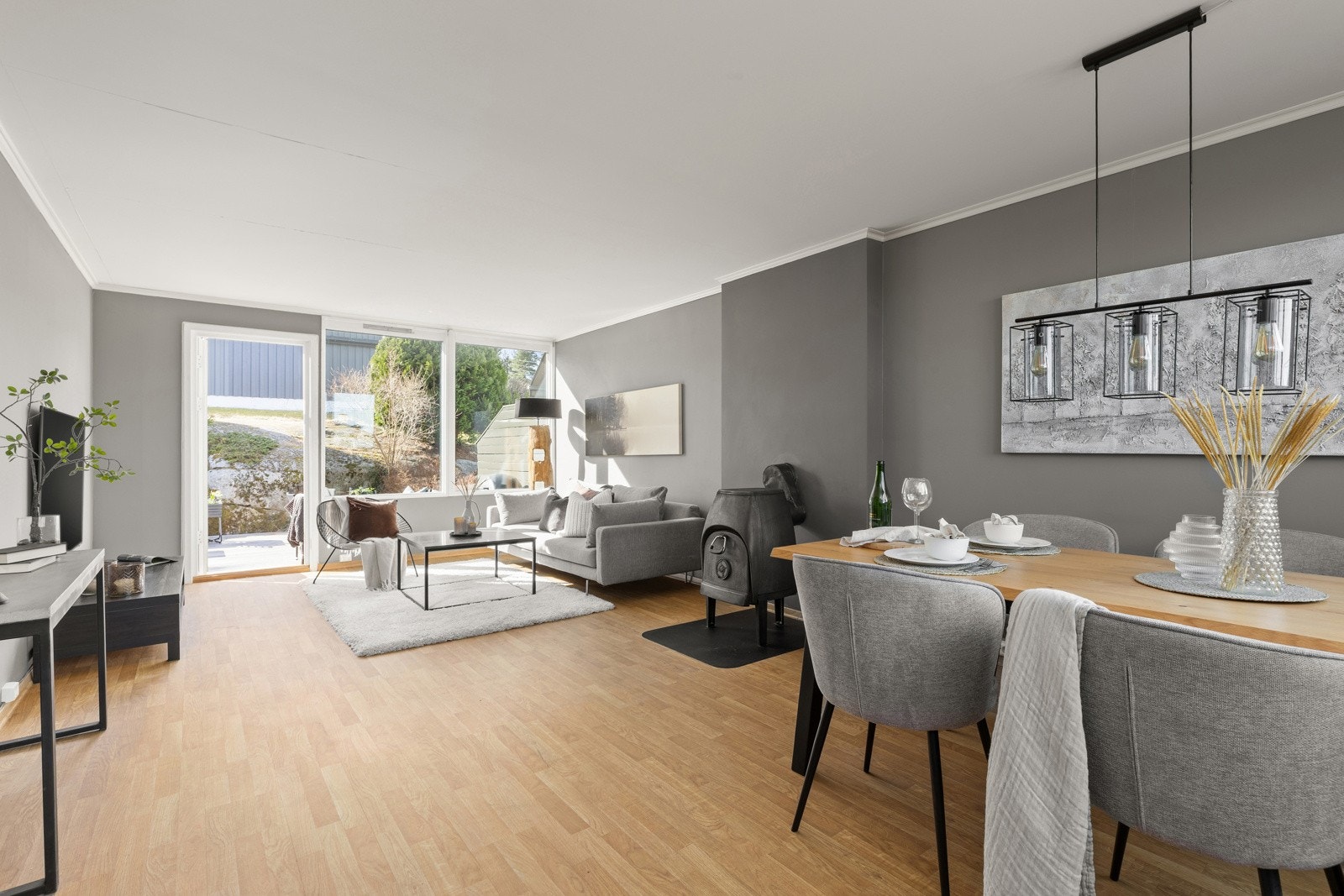 Veggene er malt i nøytrale fargetoner og gulvet er belagt med laminat. Galleribilde