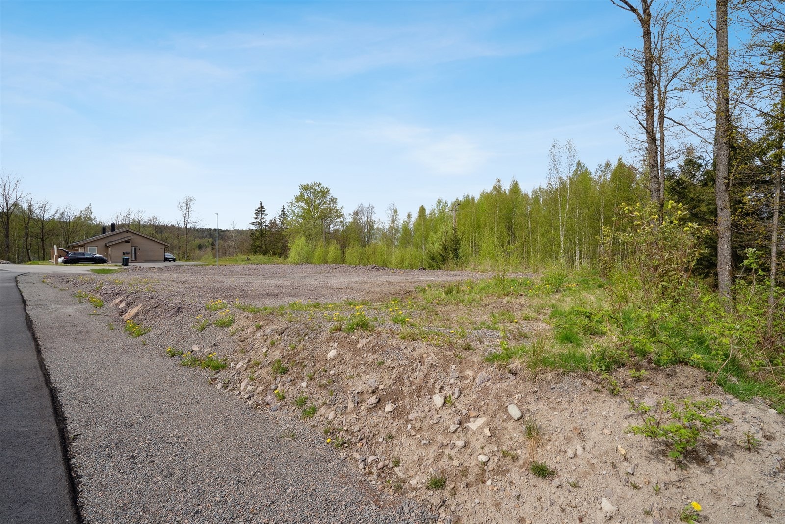 Tomten kan bebygges med frittstående bolighus (enebolig/tomannsbolig) og garasje rett på mark. Utnyttelsesgraden på tomten er på 25 % BYA Galleribilde