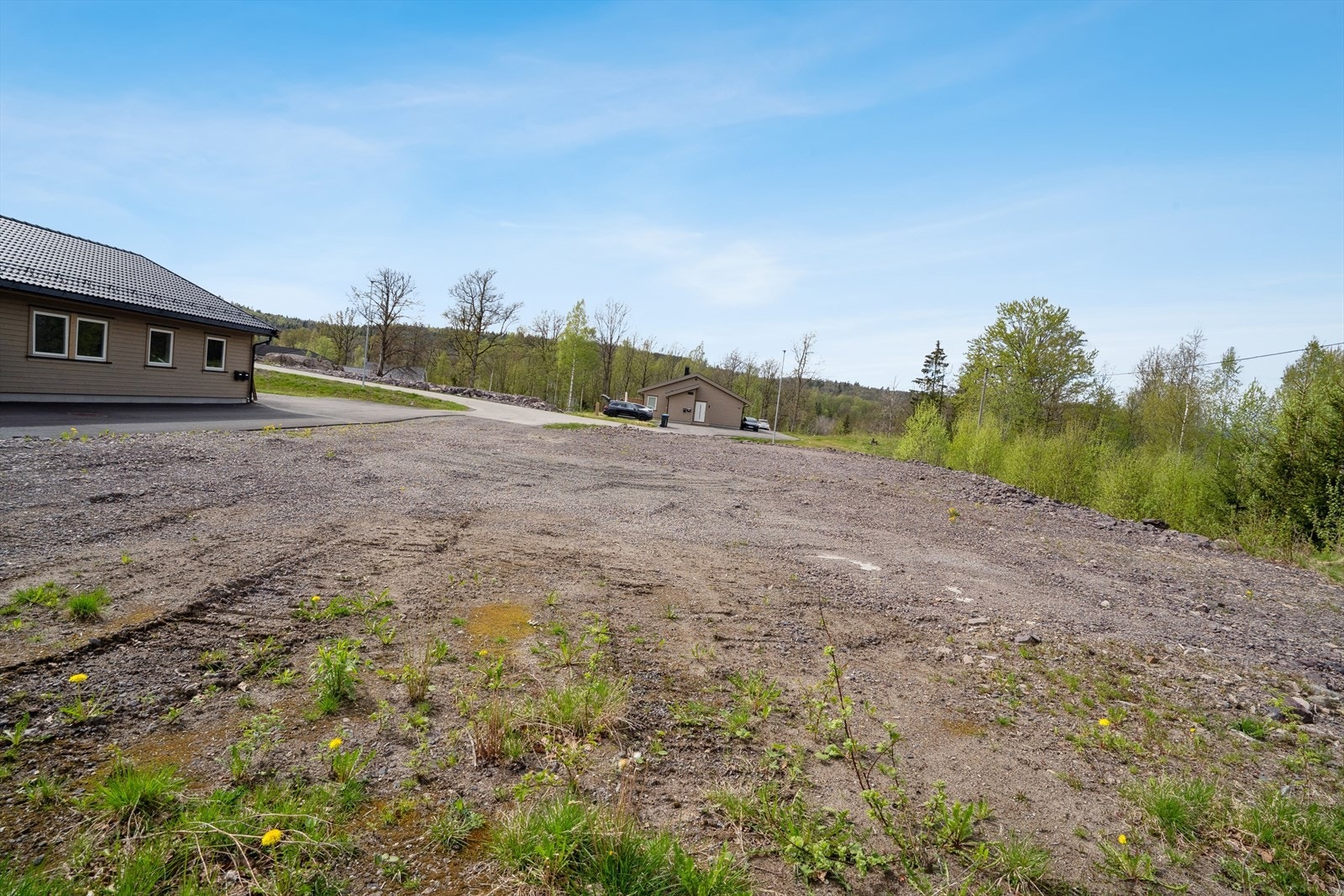 Eiendommen har umiddelbar nærhet til flotte turområder i vakker eikeskog. Galleribilde