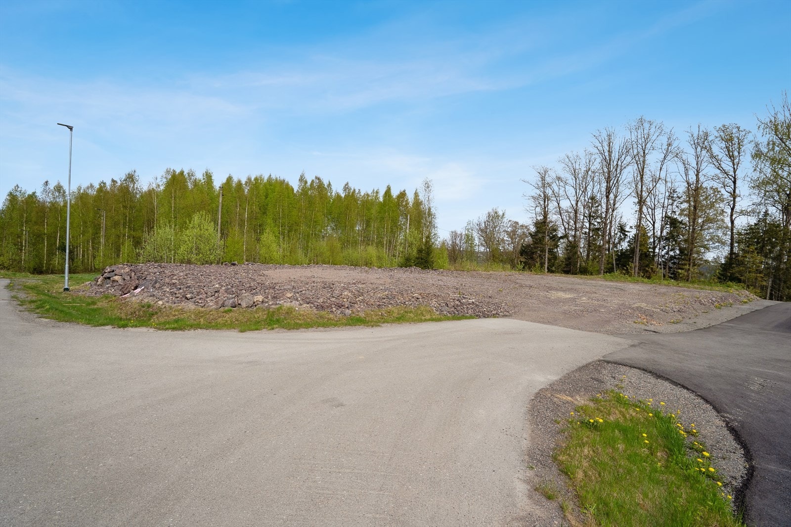 Strøm fra e-verket og fiber fra Telenor ligger klart på innkjøring til tomten. Galleribilde