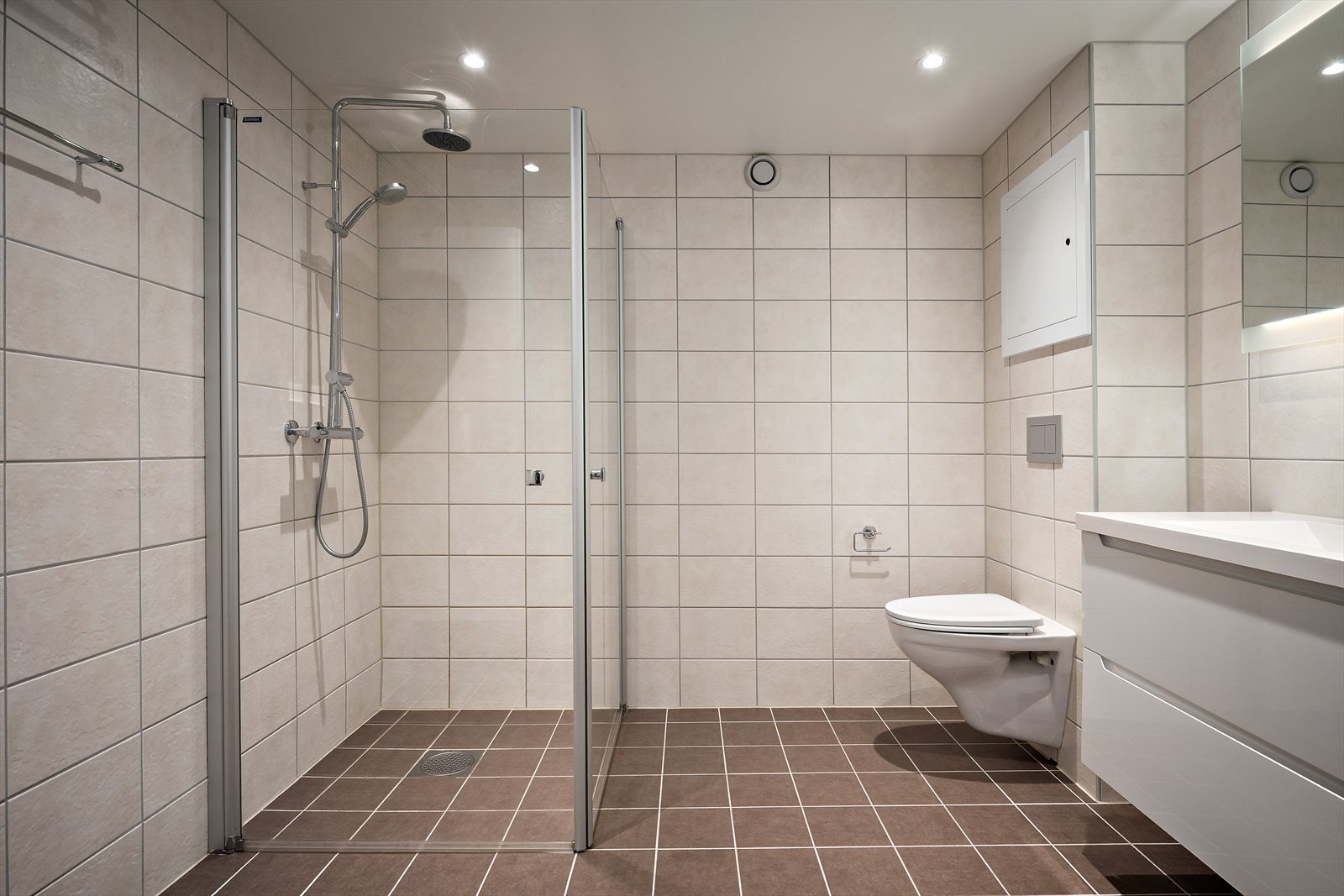 Romslig og tidløst bad med varmekabler i gulv og downlights i himling. Vaskemaskin medfølger Galleribilde