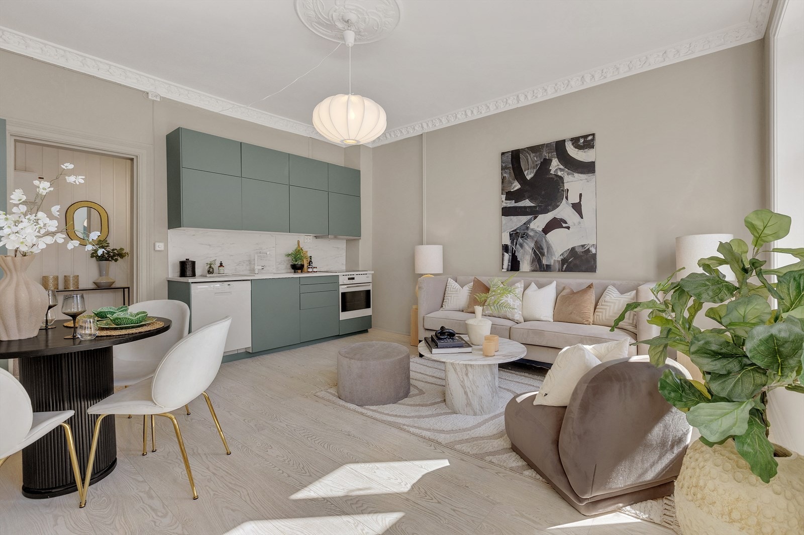 Stuen er lys og romslig, med plass til både sofagruppe og spisebord. Galleribilde